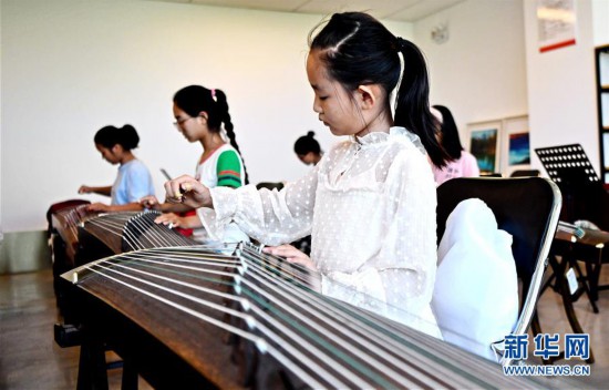 Langfang Offers Free Art Courses for Local Students